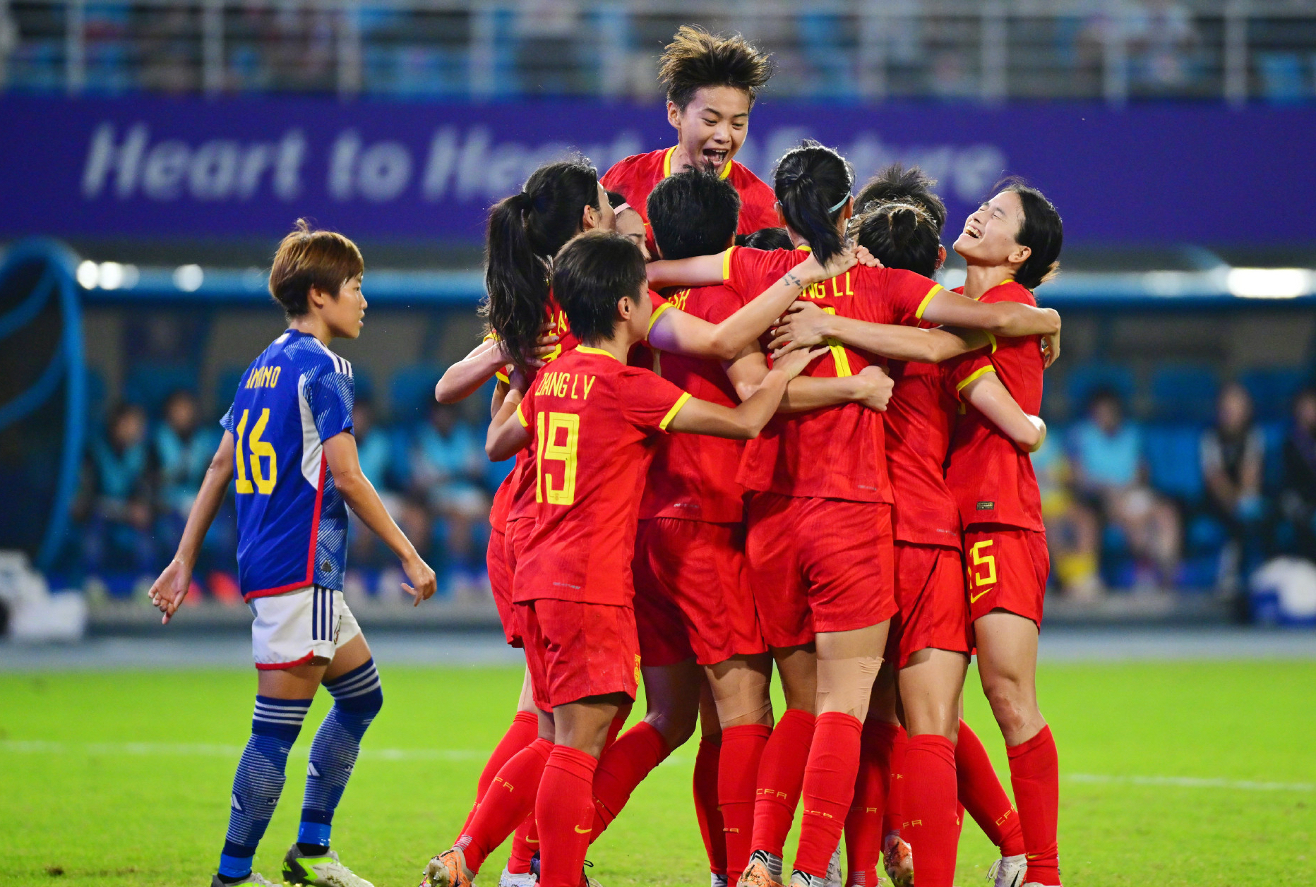 od体育官方入口-关于女足比赛意外事件频发，球员团结应对的信息