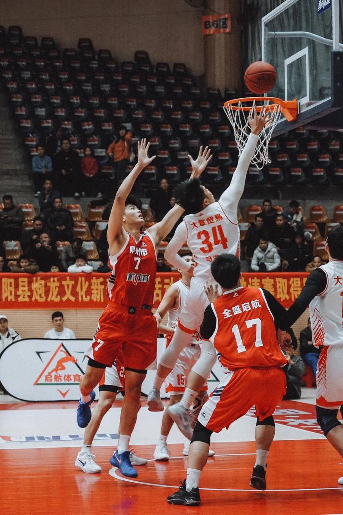 全球杯篮球赛上一场经典的对决引发热议