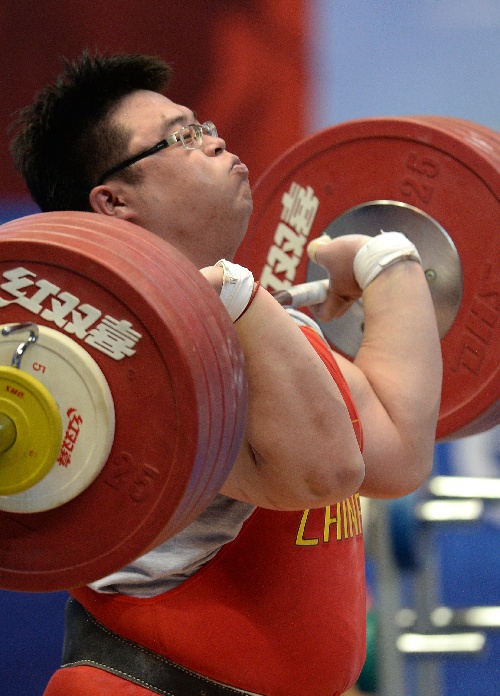 举重选手力压群雄，获得亚军殊荣的简单介绍
