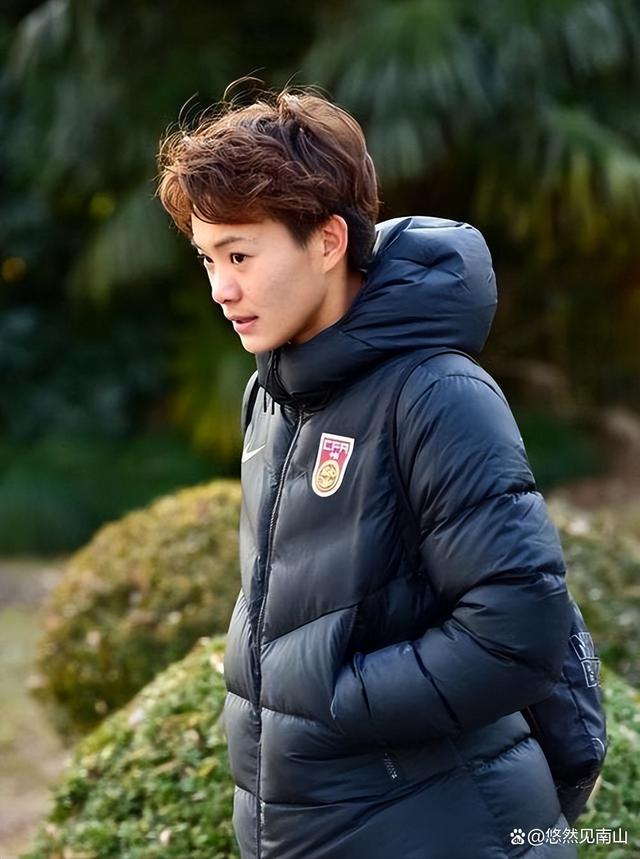 战斗在赛场上，女足队员志在必得的简单介绍