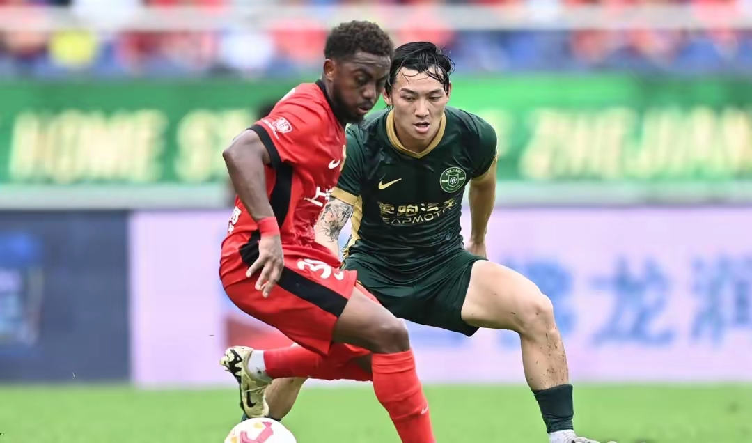 包含赛场上一场精彩对决，势均力敌的两队握手言和的词条