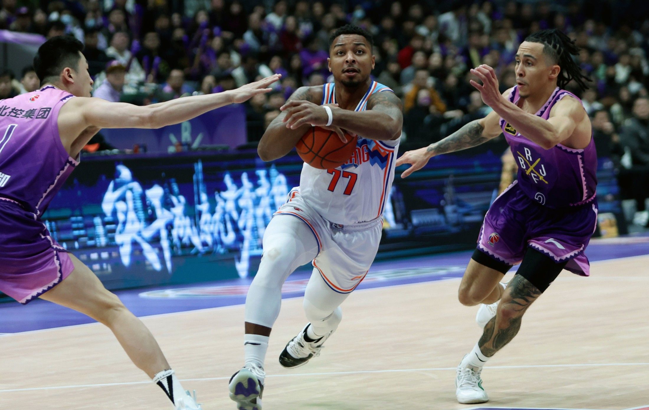 火爆比赛引发冲突！球员团结一心击退对手的简单介绍