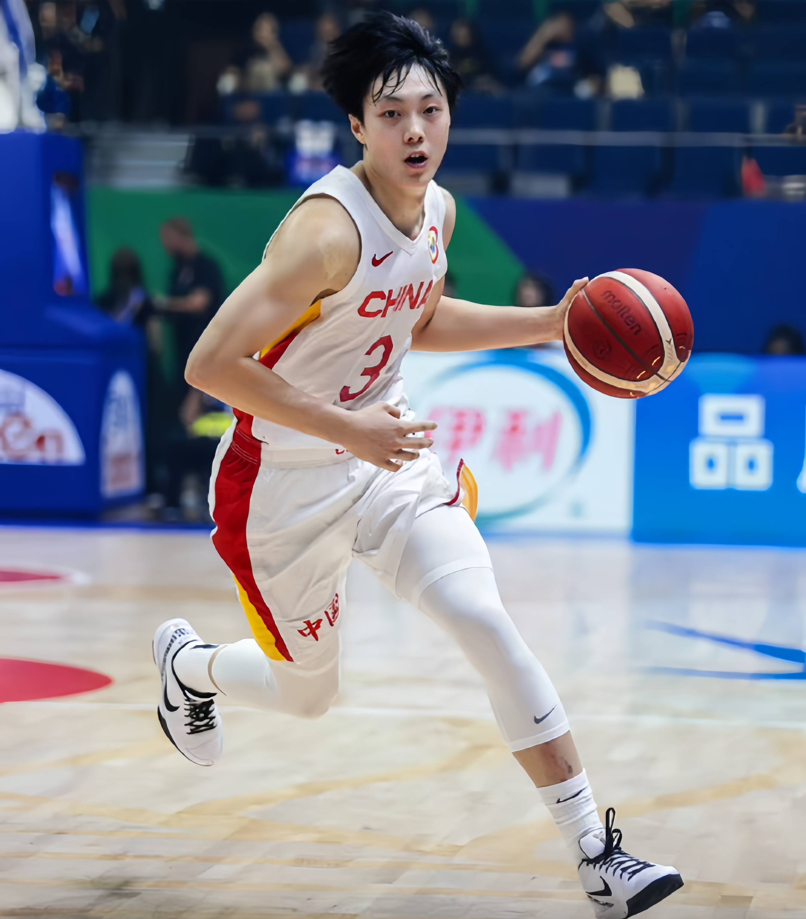 广西男篮在比赛中展现出强大战斗力！