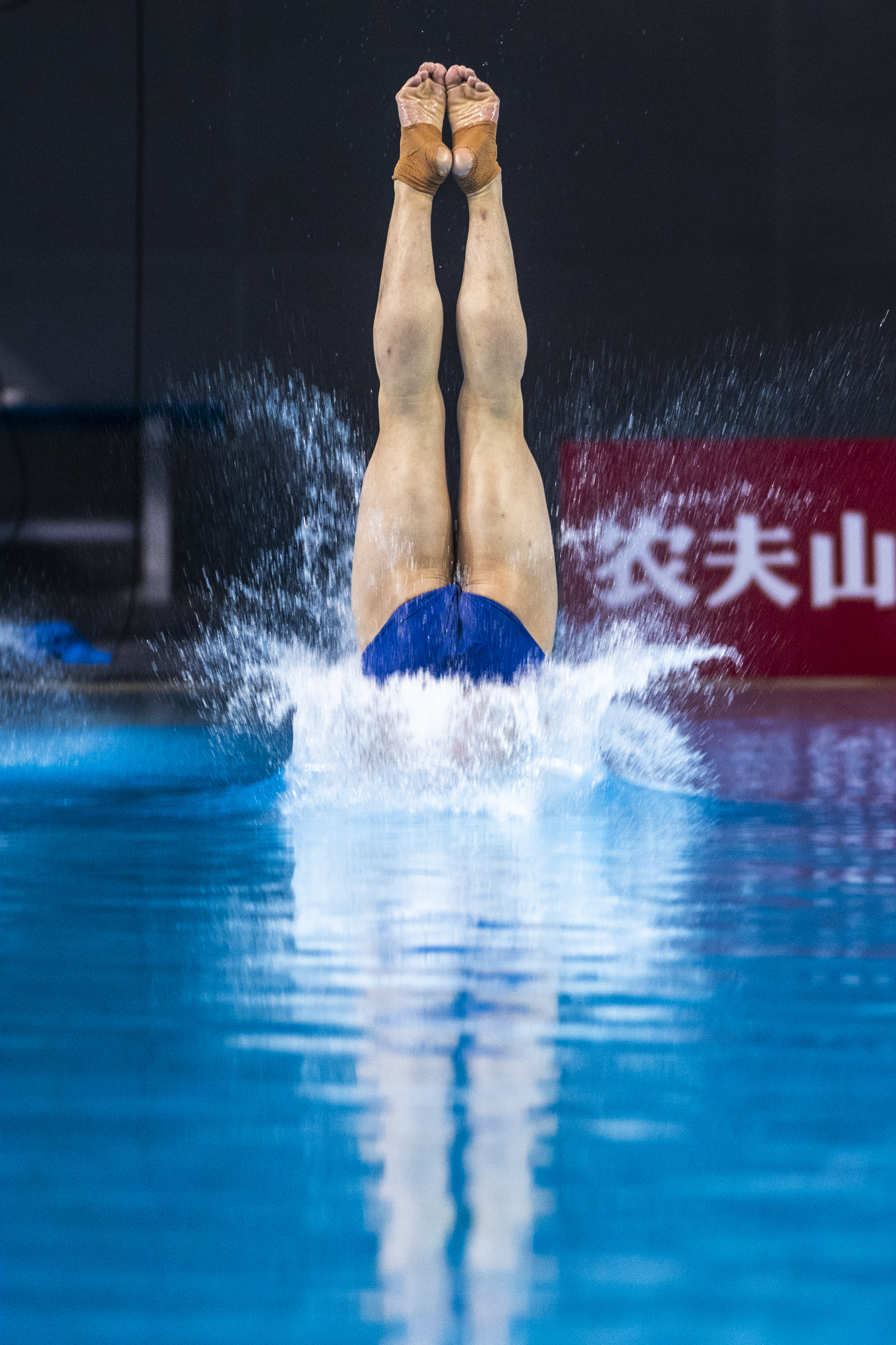 跳水项目中惊险一幕，选手完美表现夺冠的简单介绍