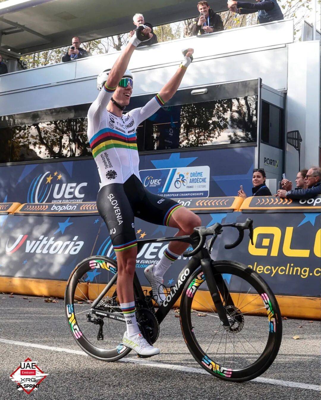 比利时选手在自行车比赛中获胜