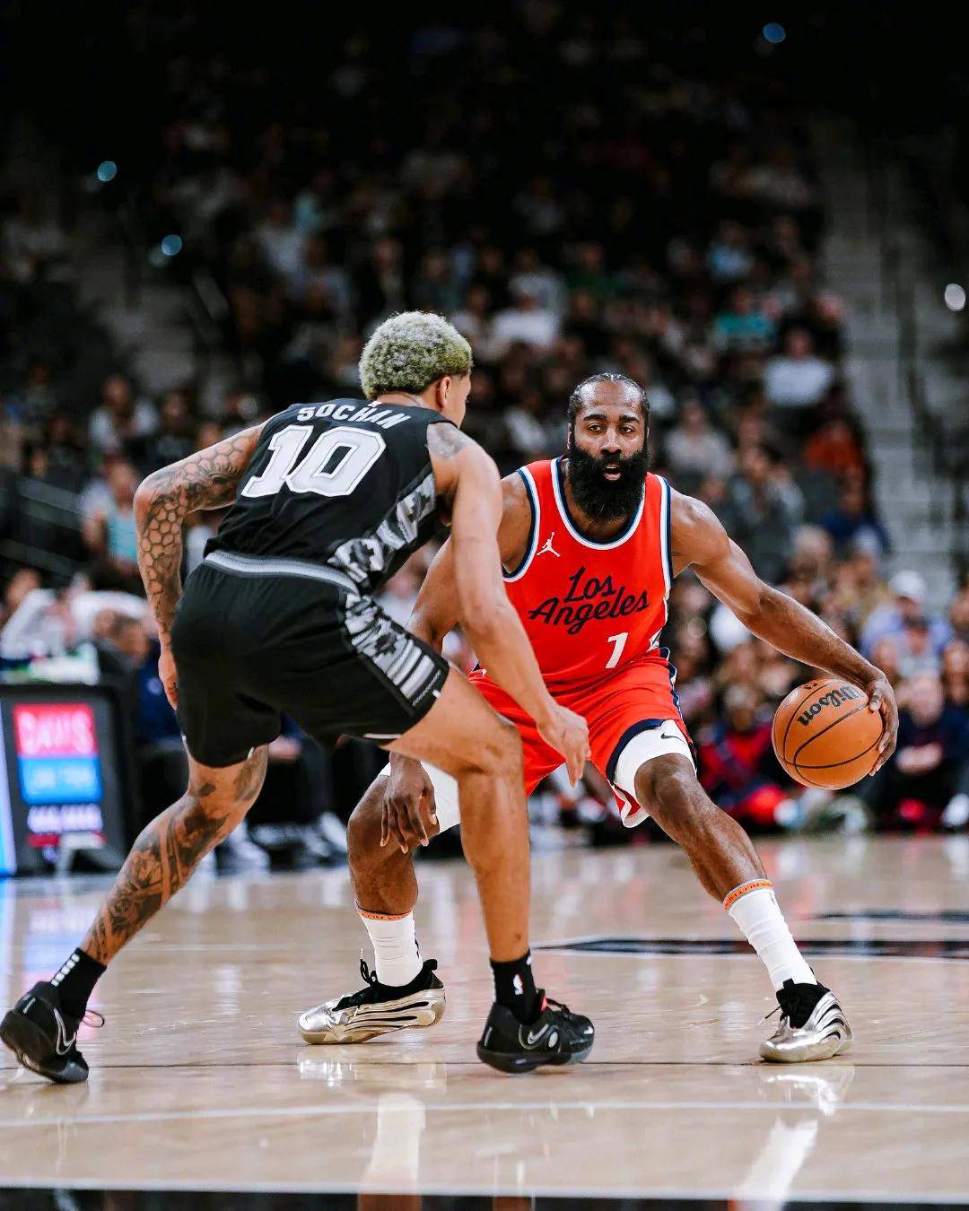 快船队遭遇猛龙队的逆转，惨遭惨败