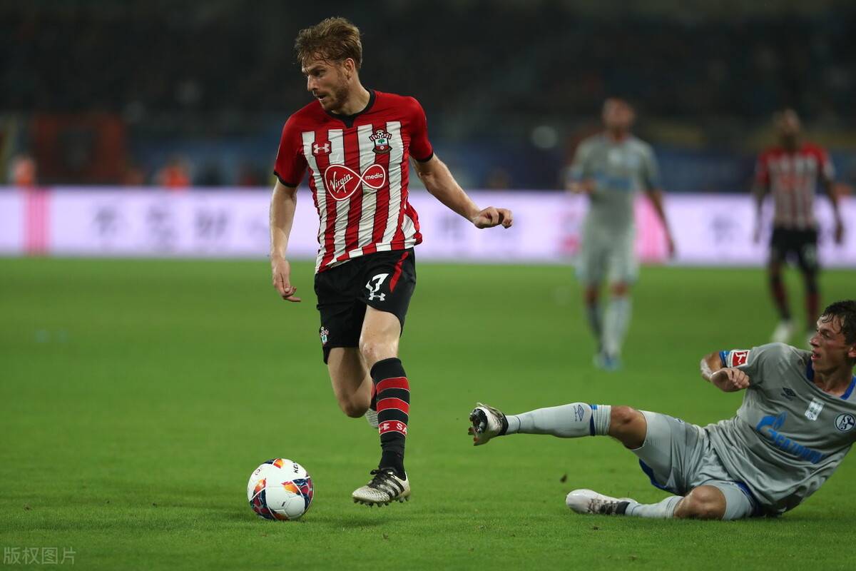 包含沙尔克主场一球小胜，危机略解的词条