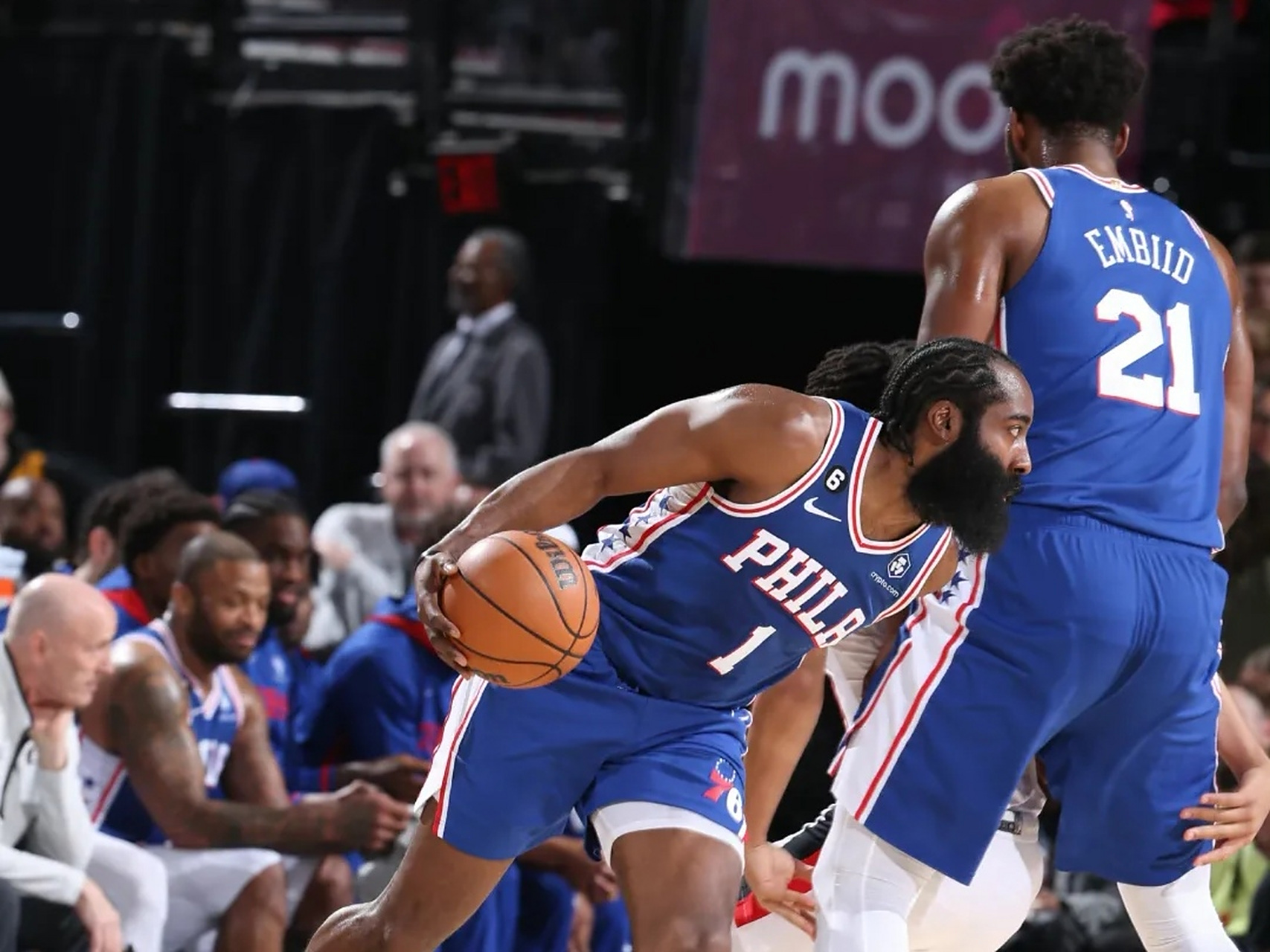 76人横扫黄蜂,取得两连胜 76人横扫黄蜂,取得两连胜